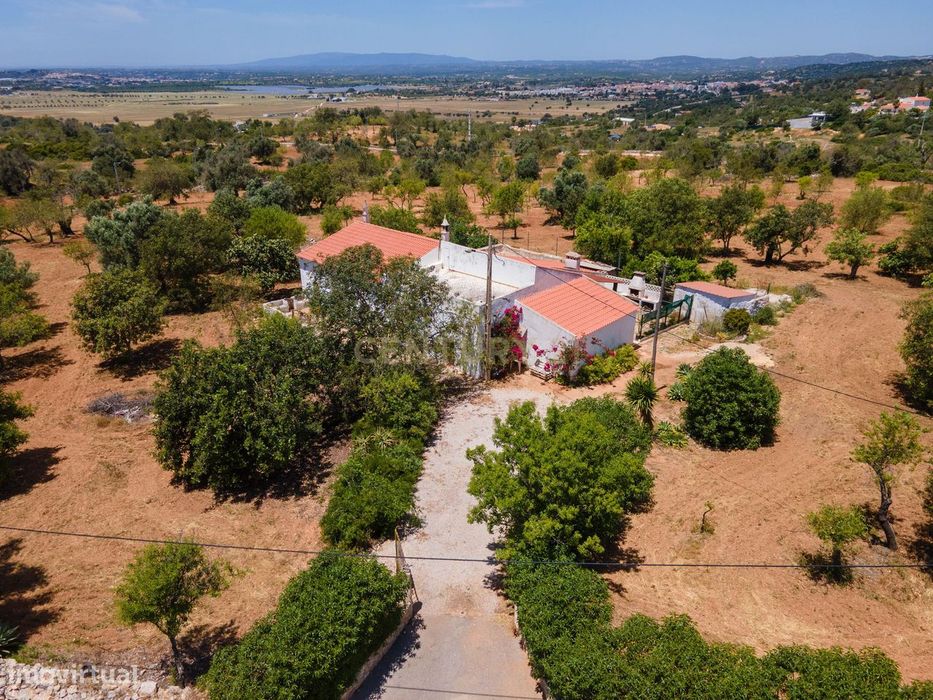 Refúgio Rural de 5 Hectares com Moradia Térrea de 155 m² em Localizaçã