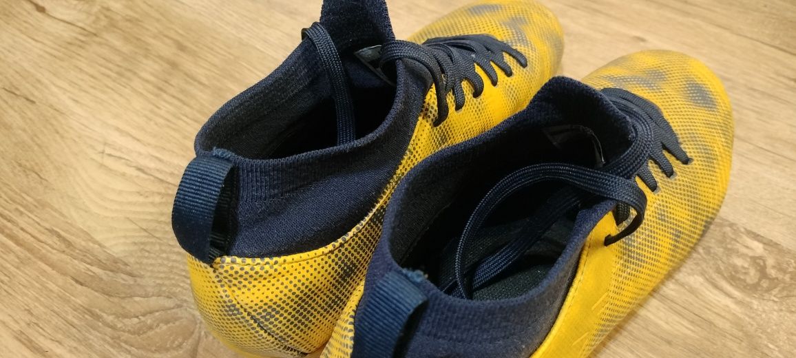 Buty sportowe, korki Huari
