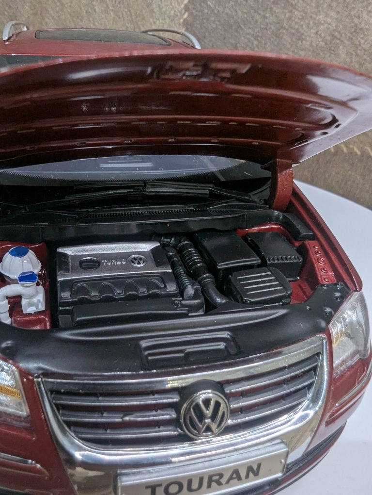 Volkswagen Touran restaling масштаб 1:18