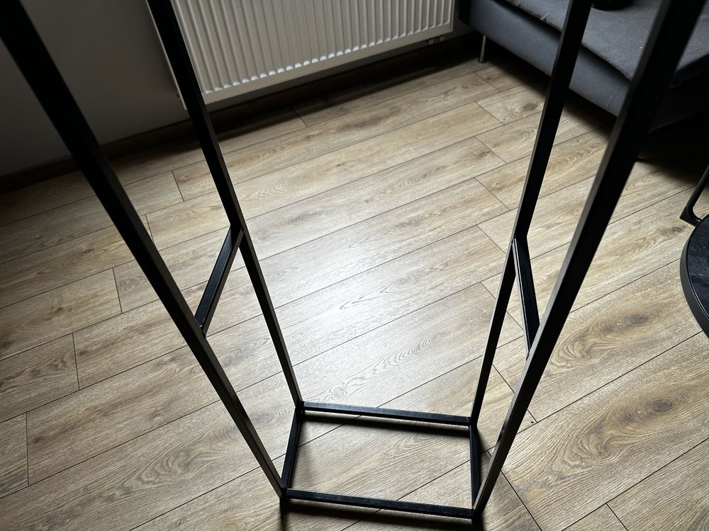 Czarny metalowy stojak na drewno kominek piec