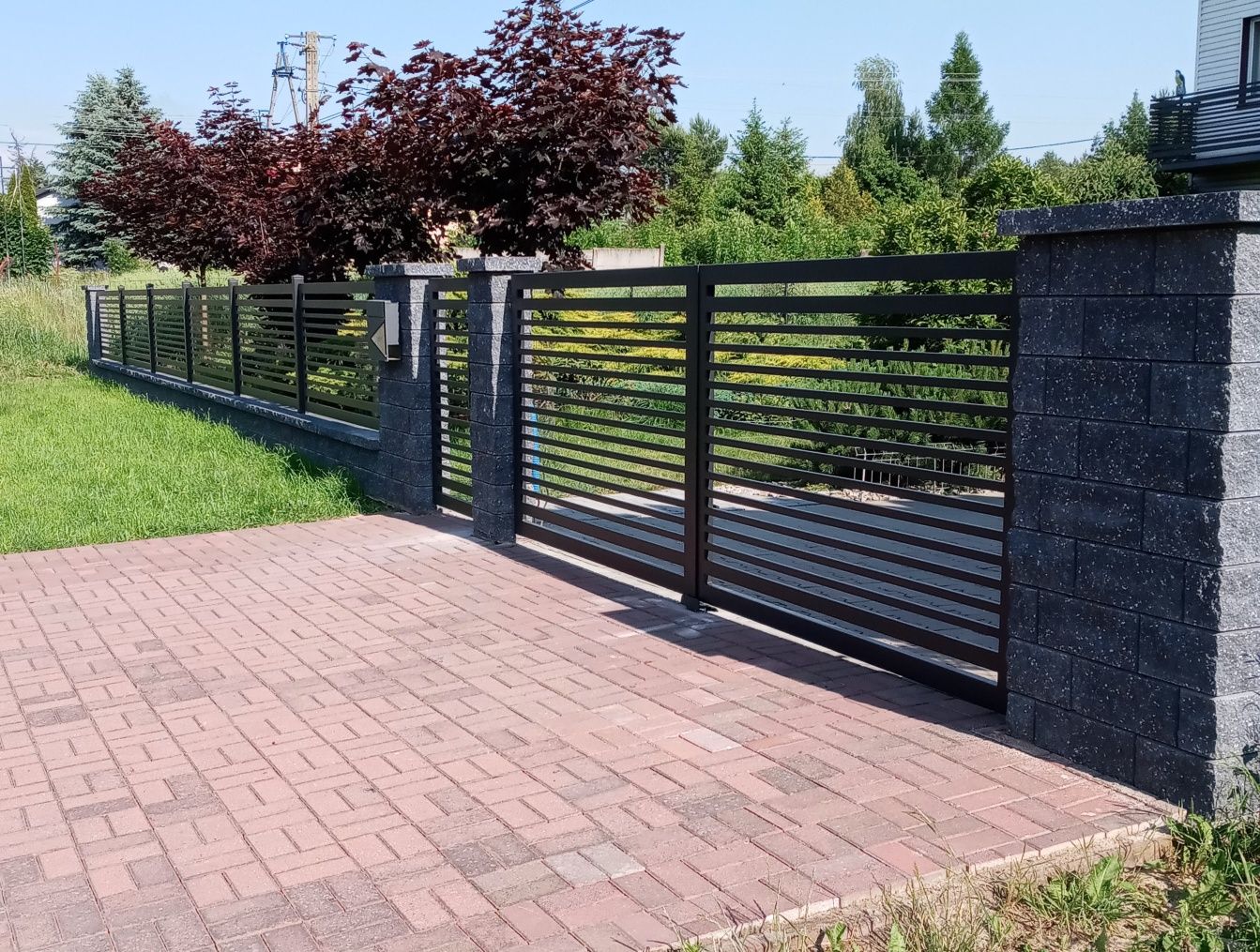 Ogrodzenia palisadowe frontowe z stali czarnej ocynkowanej .