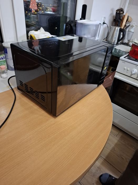 Mikrofala  z logo TESCO 40 zl