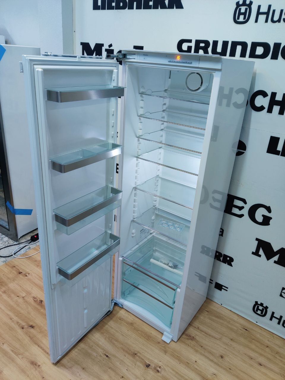 Суцільний вбудований холодильник MIELE™ K9752iD GERMANY. Без морозилки