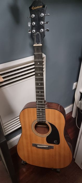 Guitarra com pescoço partido