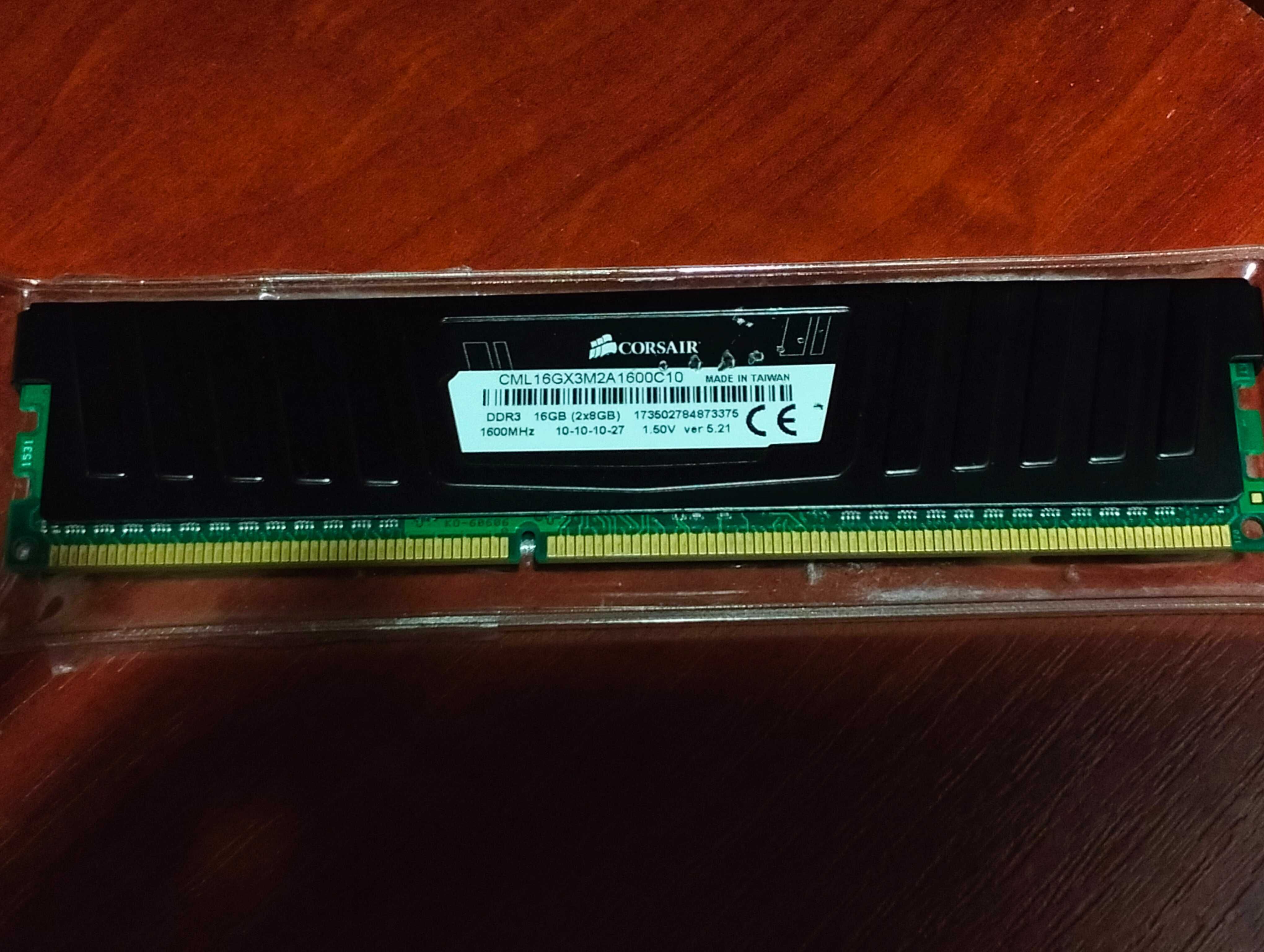 З радіатором Corsair Vengeance LP 8Gb DDR3-1600MHz PC3-12800 CL10 XMP