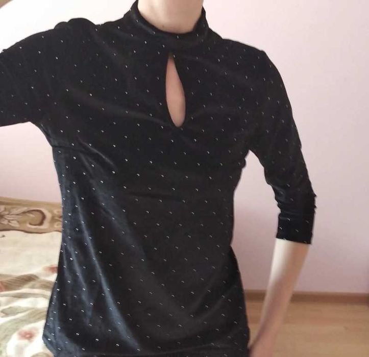 Czarna welurowa bluzka z metalowymi kuleczkami