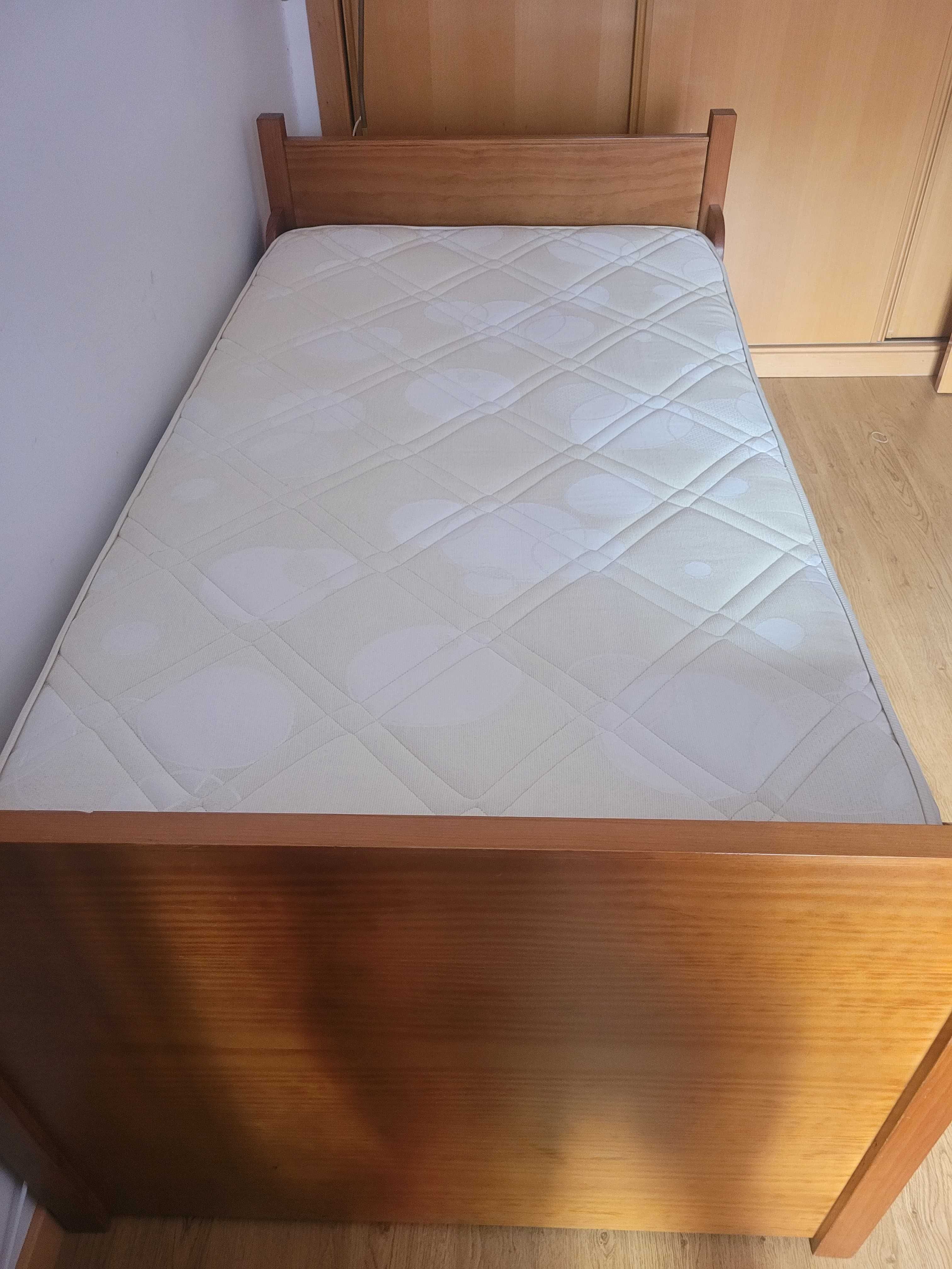 Cama individual dupla de madeira maciça com 2 colchões