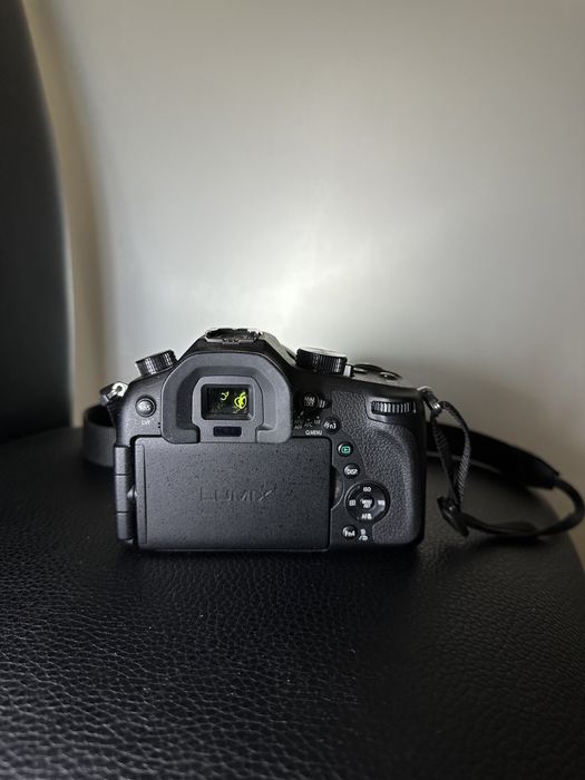 Камера Lumix DMC-FZ1000 з лінзою Leica