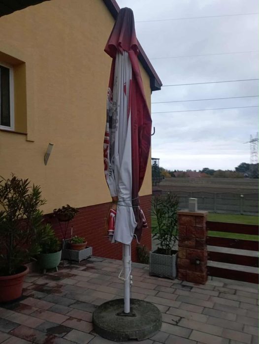 Duzy parasol ogrodowy plus kamien