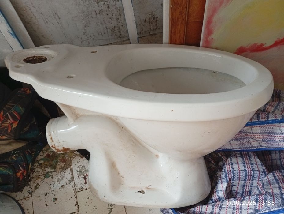 Унітаз з бачком.
