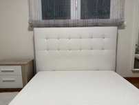 Sommier e colchao + mesa cabeceira