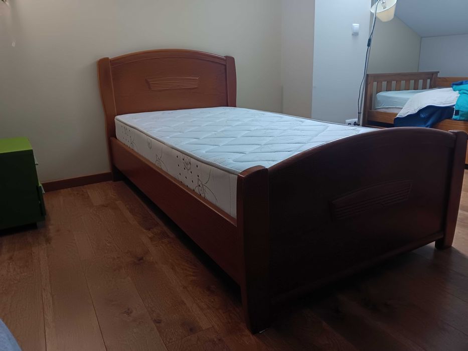 Cama individual c\ mesa de cabeceira