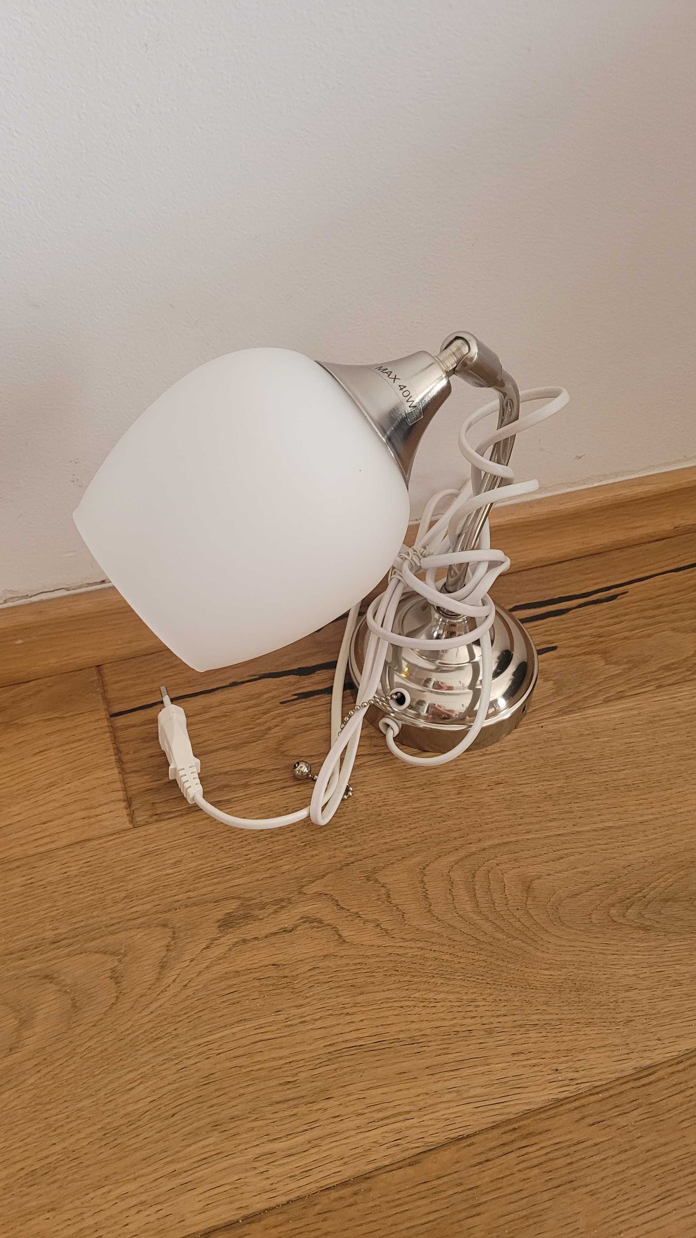 Lampka IKEA przy łóżku do ściany, srebrna, mleczny klosz, max 40W