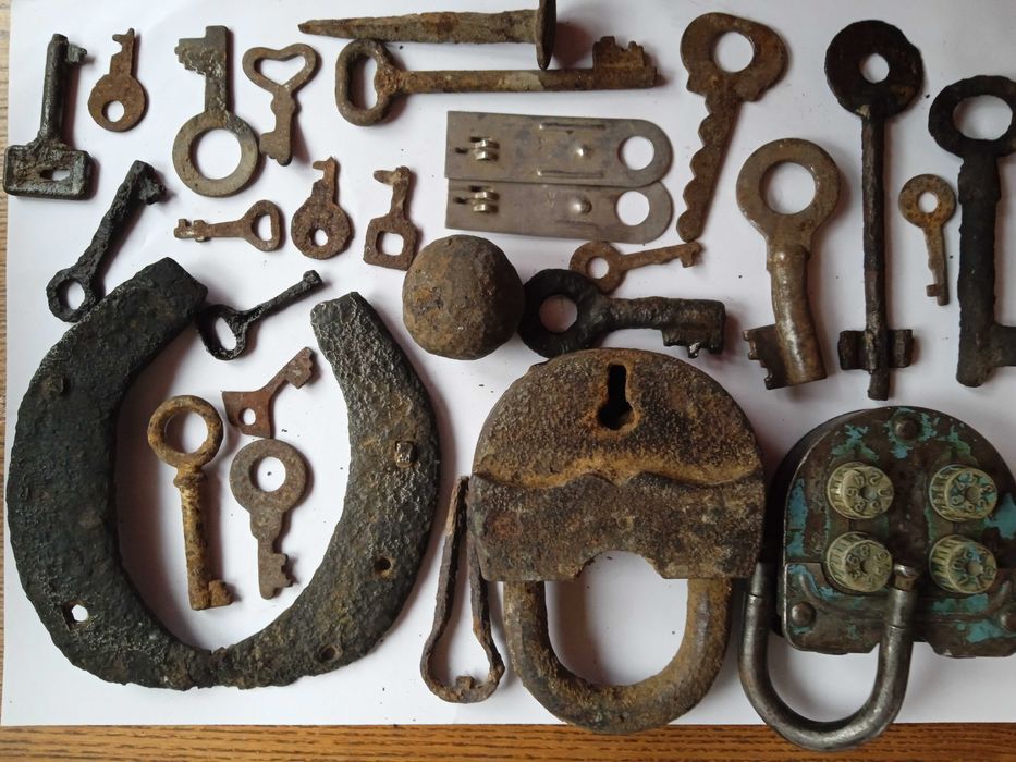 Ядро подкова замки ключи старинные
