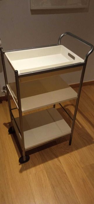 Mesa de apoio cozinha com prateleiras