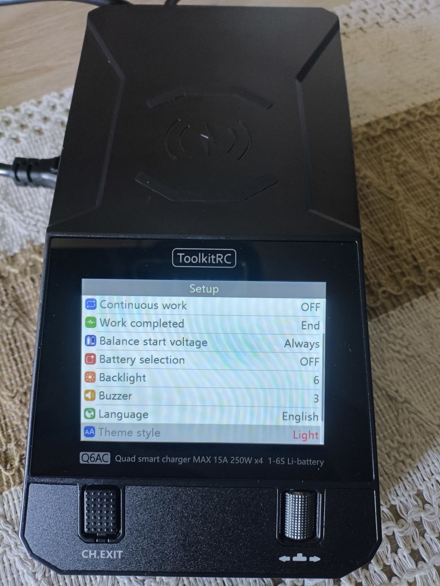 Ładowarka ToolkitRC Q6AC AC 400W/DC 1000W 4CH