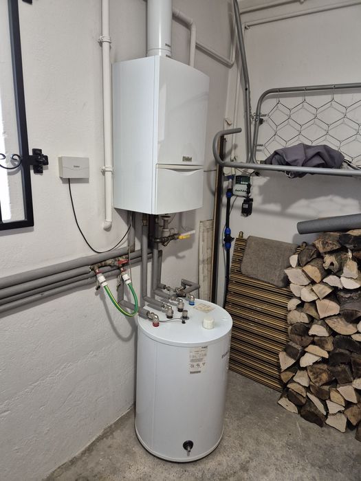 Piec gazowy kondensacyjny jednofunkcyjny vailland z radiową regulacją.