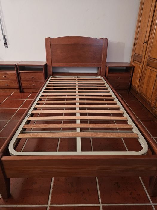 3 Camas Solteiro, Colchões e Mesas de Cabeceira