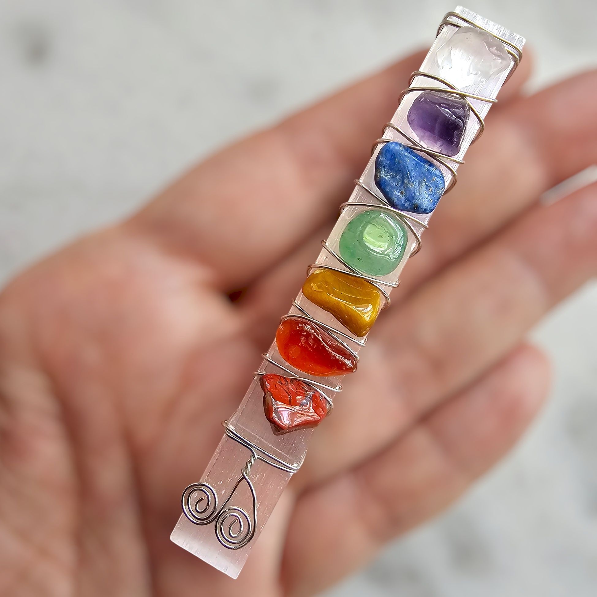 Selenite com Pedras dos Chakras