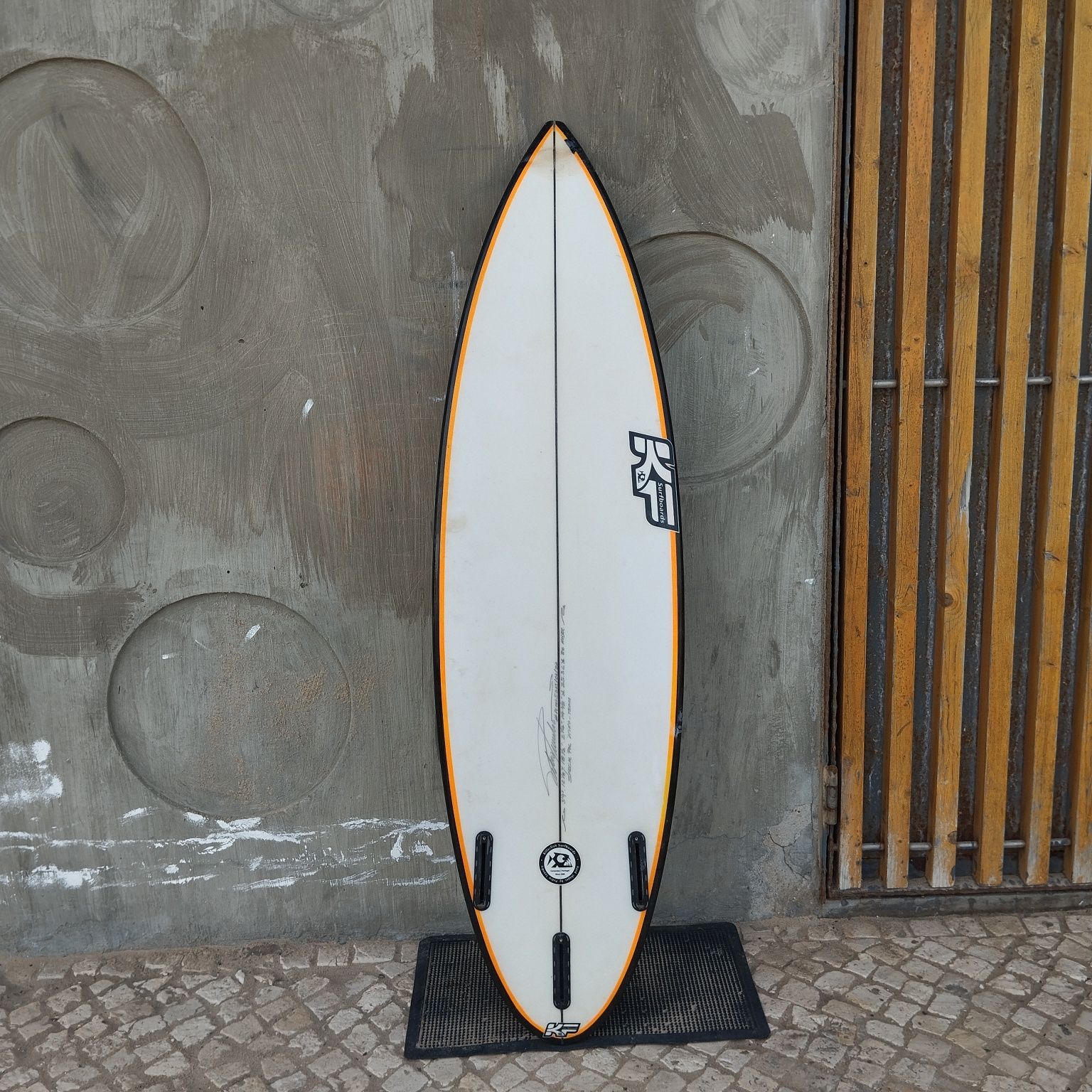 Surfboard 5.9 x 18 1/2 x 2 1/4 25.3L