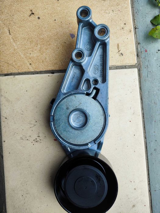 Натяжитель поликлинового ремня на Ауди,800 грн