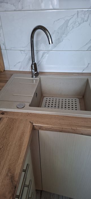 Kran ze zlewem.Kran nowy, zlewozmywak używany w dobrym stanie