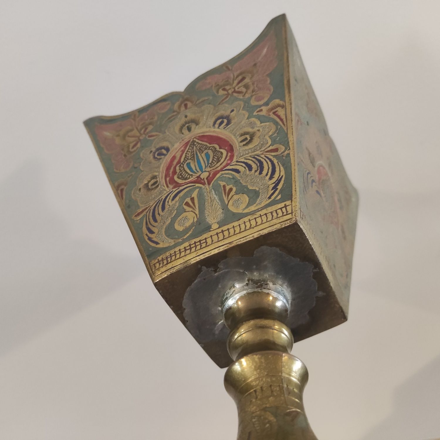 Antigo cálice em latão trabalhado, baixo relevo e pintura - decoração