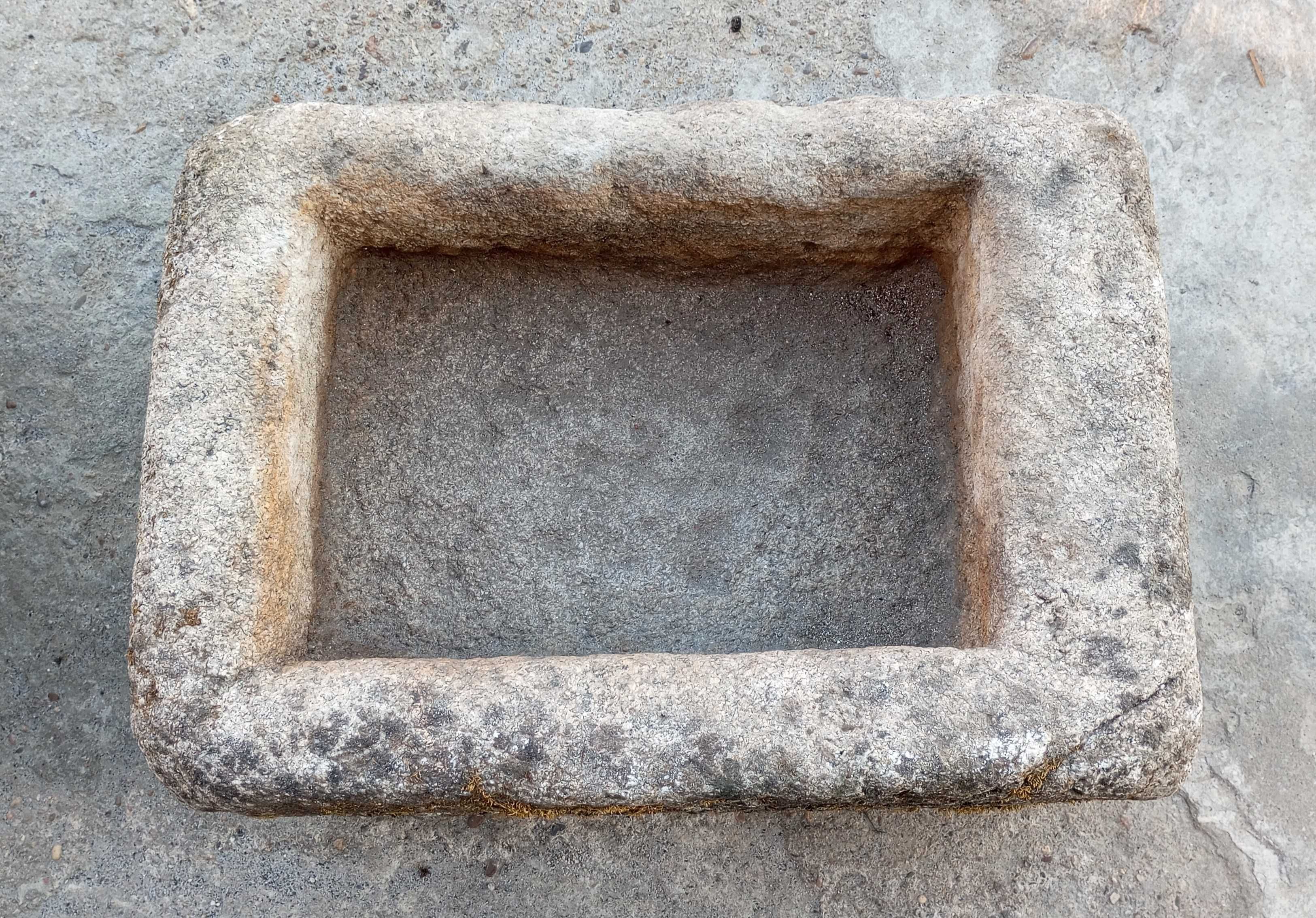 Antiga pia em pedra (74 x 51 x 36 cm)