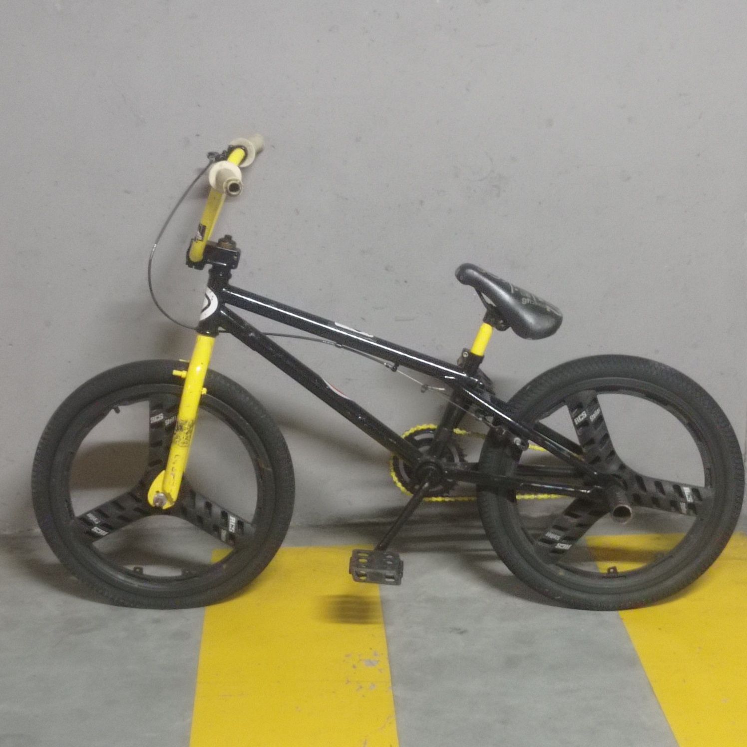 bicicleta bmx amarela/preta