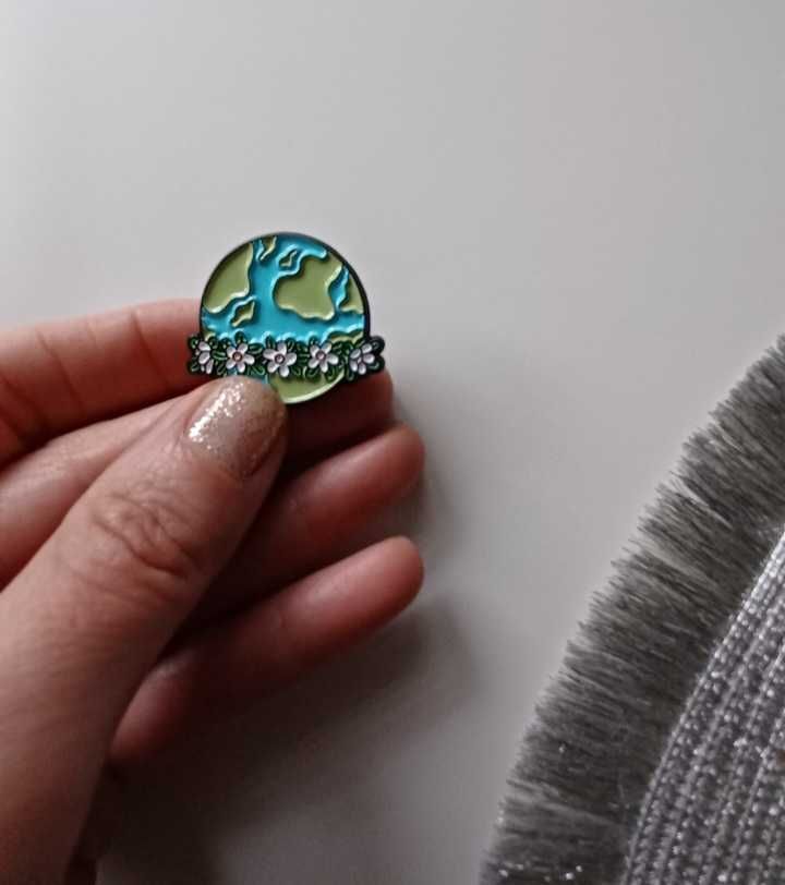 Emaliowany pin przypinka ziemia