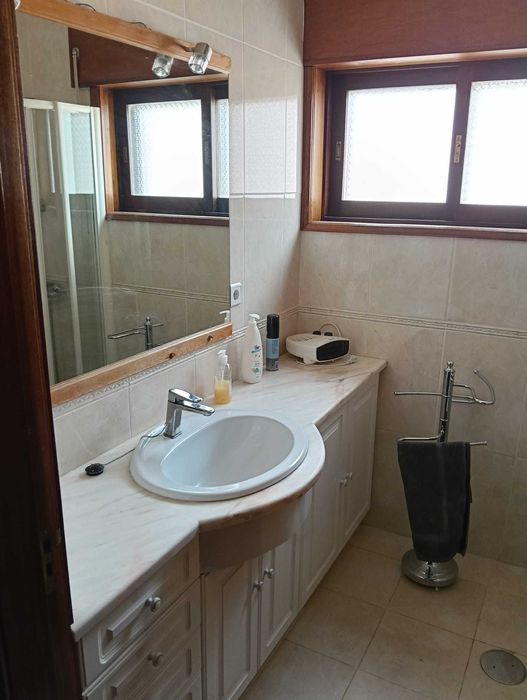 Moradia T8 com jardim e apartamento independente em Canelas