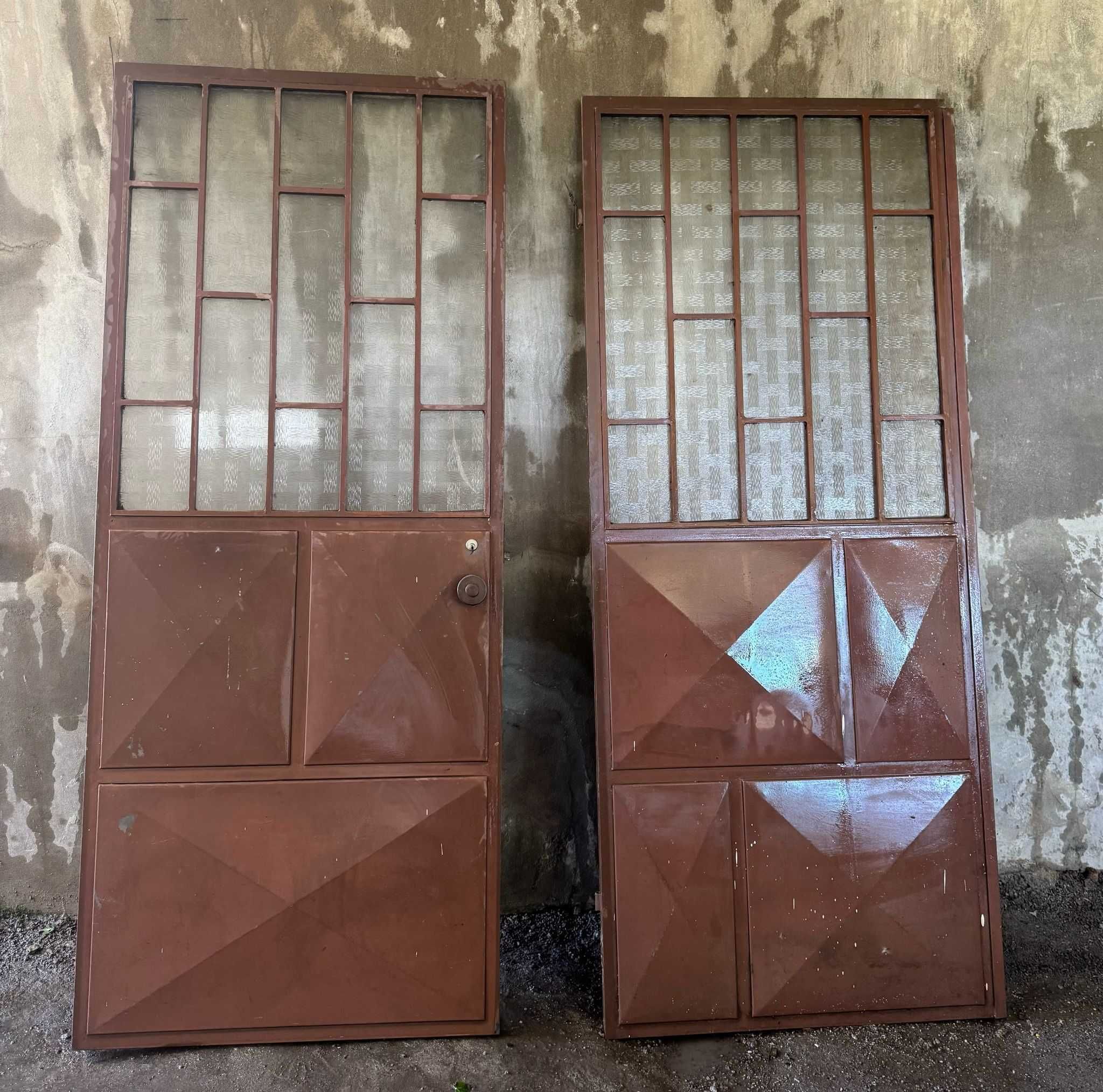 Portas de Ferro com Vidro Desfocado