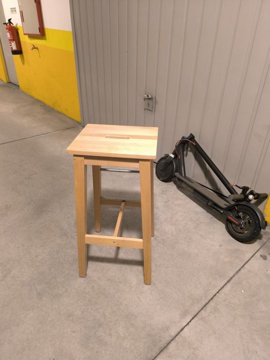 Banco IKEA, de madeira de pinho