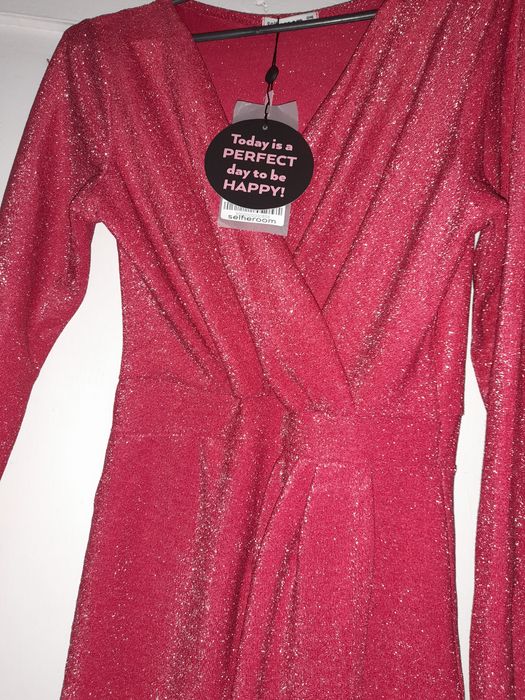 Długa czerwona brokatowa sukienka na wesele imprezę