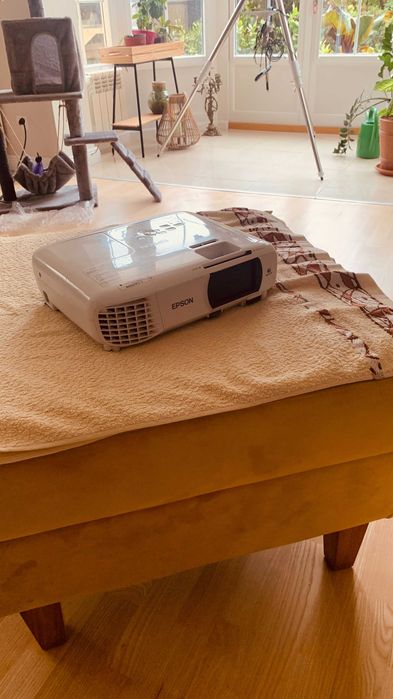 Sprzedam  Projektor Epson EH-TW610 z torbą