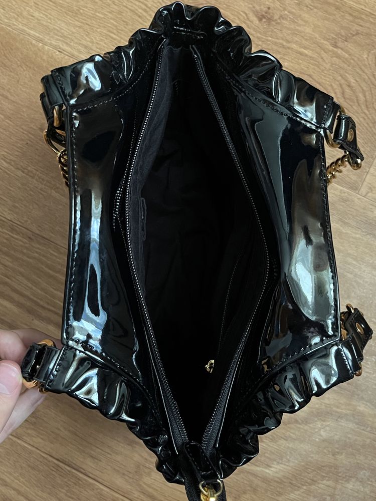 Женская черная лакированная сумка y2k Sisley с цепями
