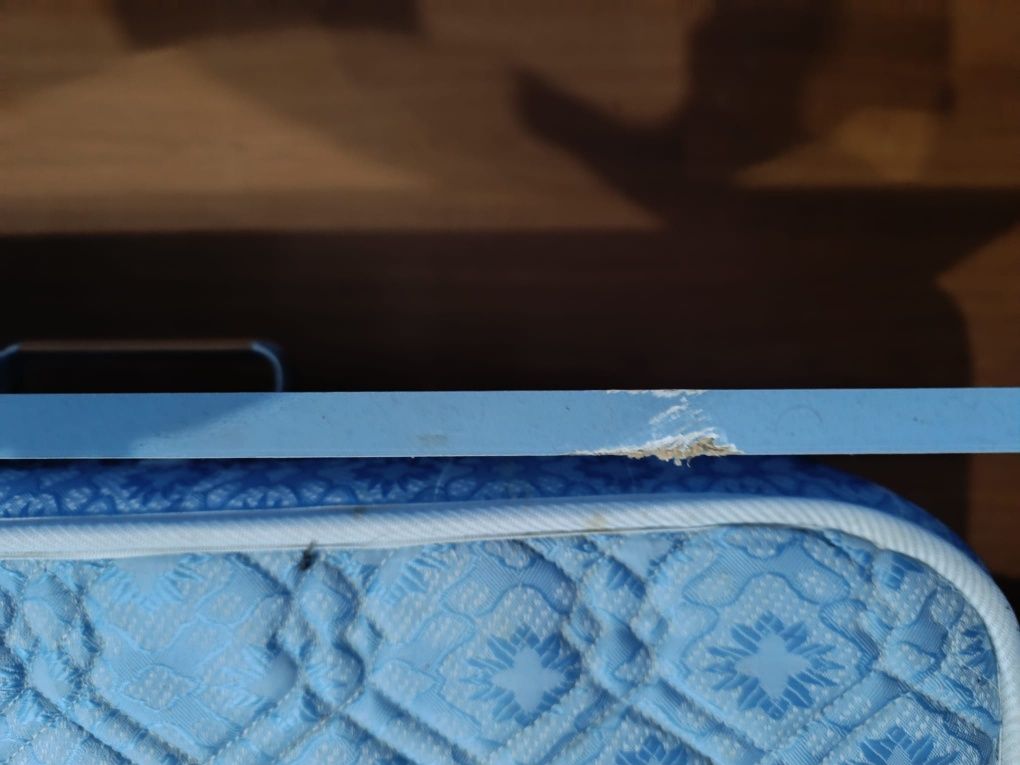 Cama de solteiro que fica em cama de casal