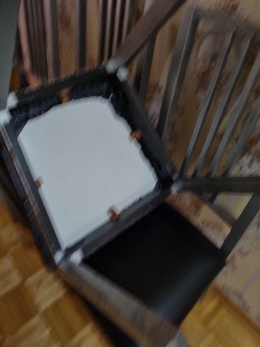 Krzesła cztery sztuki