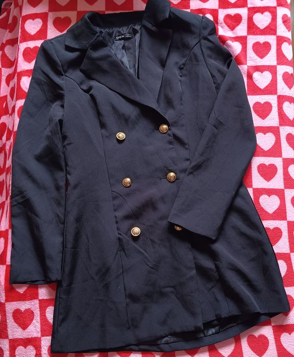 Czarna marynarka dwurzędowa z ozdobnymi złotymi guzikami