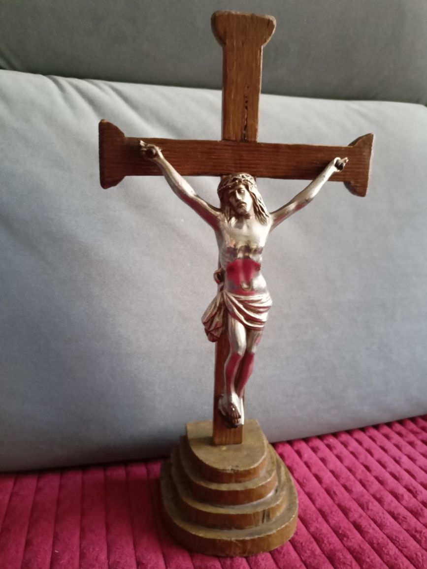 Stary krucyfiks na drewnianym krzyżu
