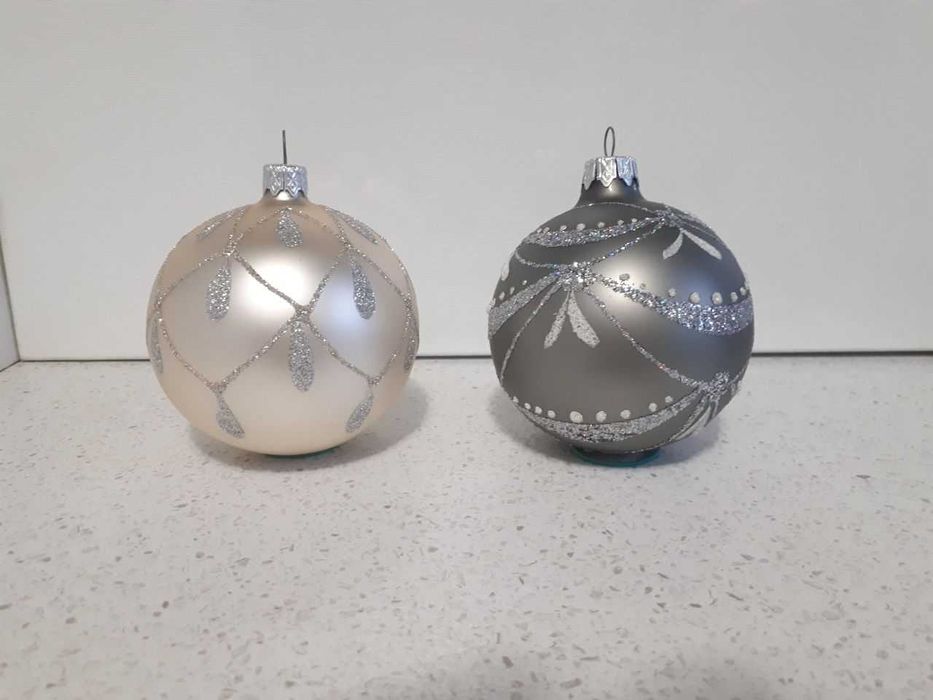 Кулі новорічні сріблясті з малюнком із блискіток. Кулі на ялинку.