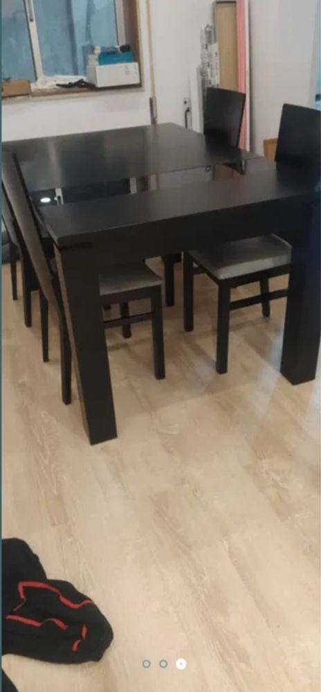 Vendo mesa e cadeiras