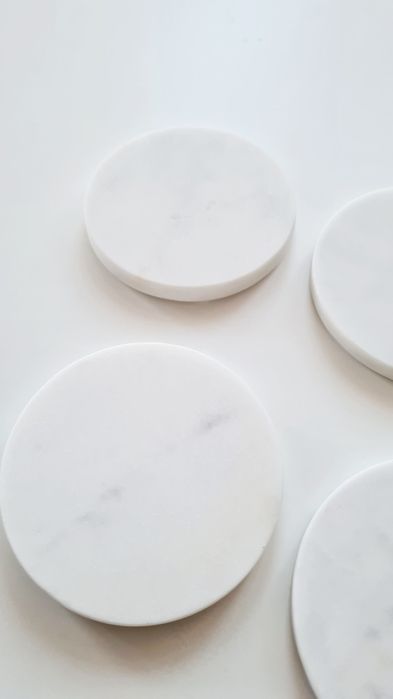 Marmurowe podkładki Westwing  białe, zestaw eleganckich podstawek