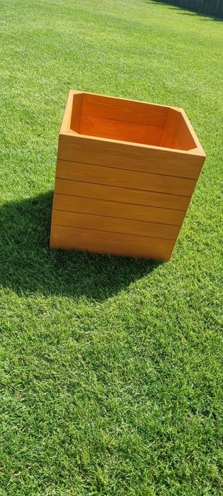 Drewniana donica ogrodowa