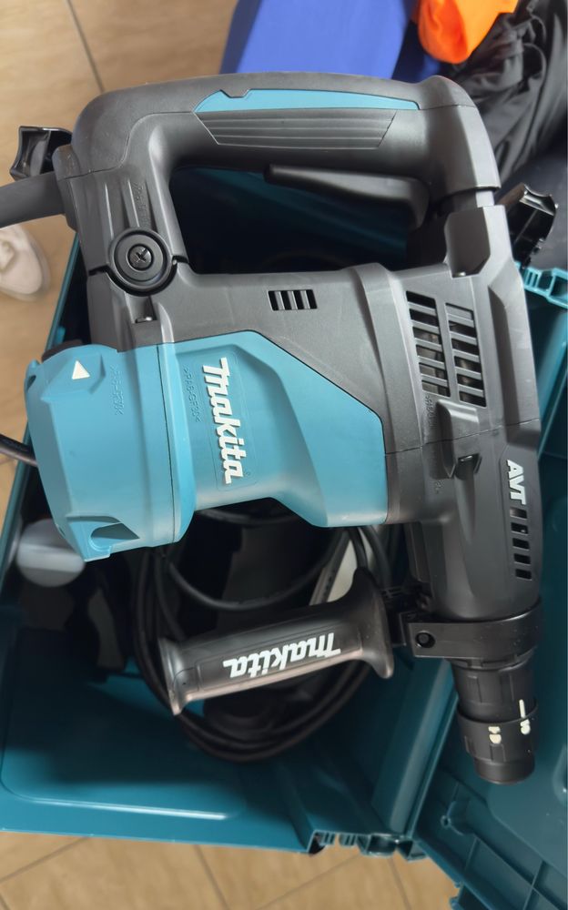 Makita Martelo Combinado HR3012FCJ(NOVO)+ aspirador