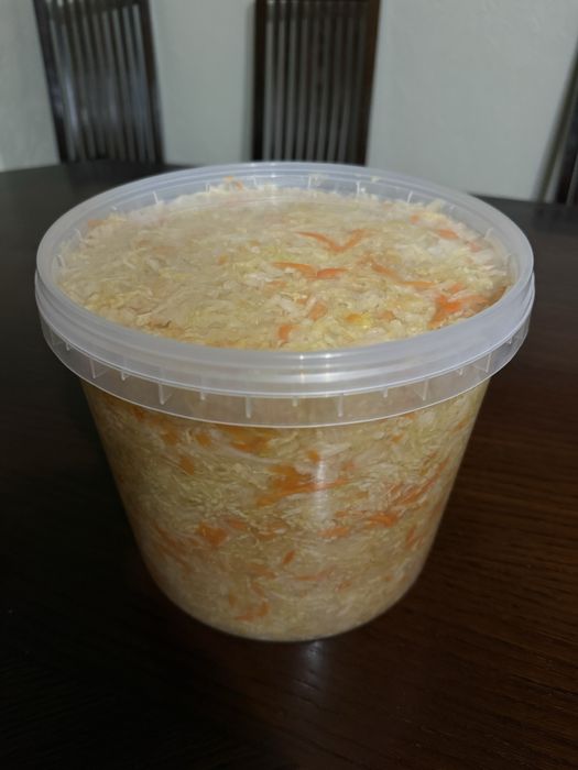 Квашена капуста у відрах