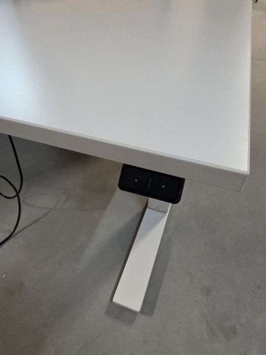 Biurko Kinnarps Oberon 160x80 elektryczne białe – regulacja wysokości