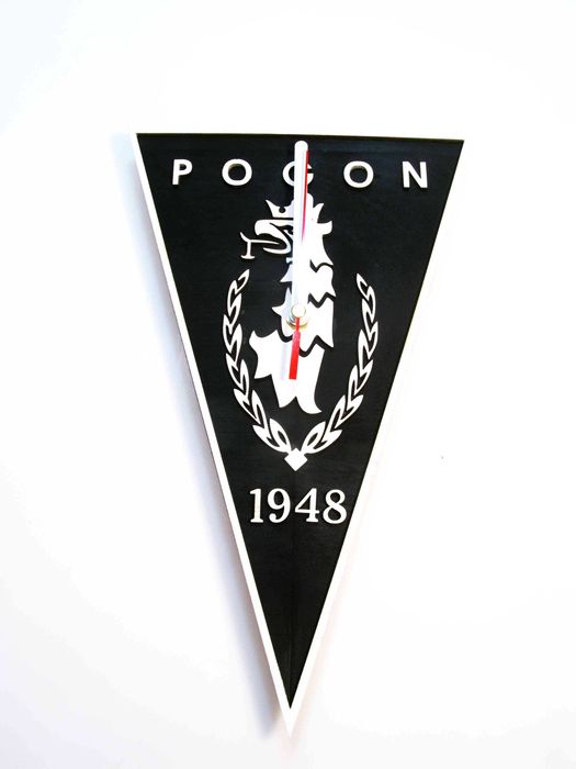 Drewniany zegar ścienny Pogoń Szczecin – idealny dla każdego kibica!