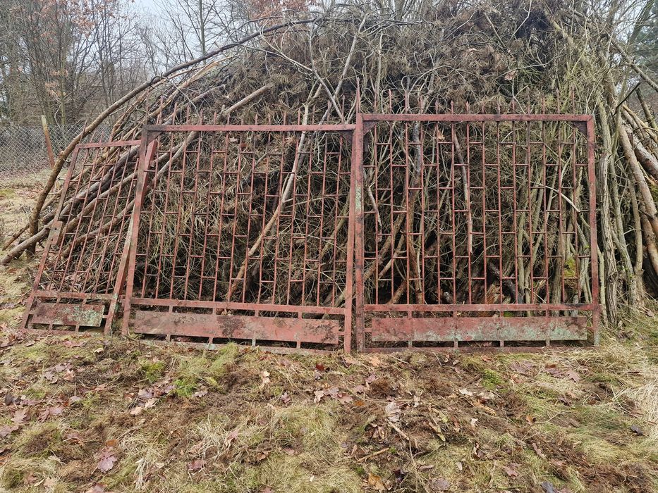 Brama ogrodzeniowa dwuskrzydłowa  z furtką solidna