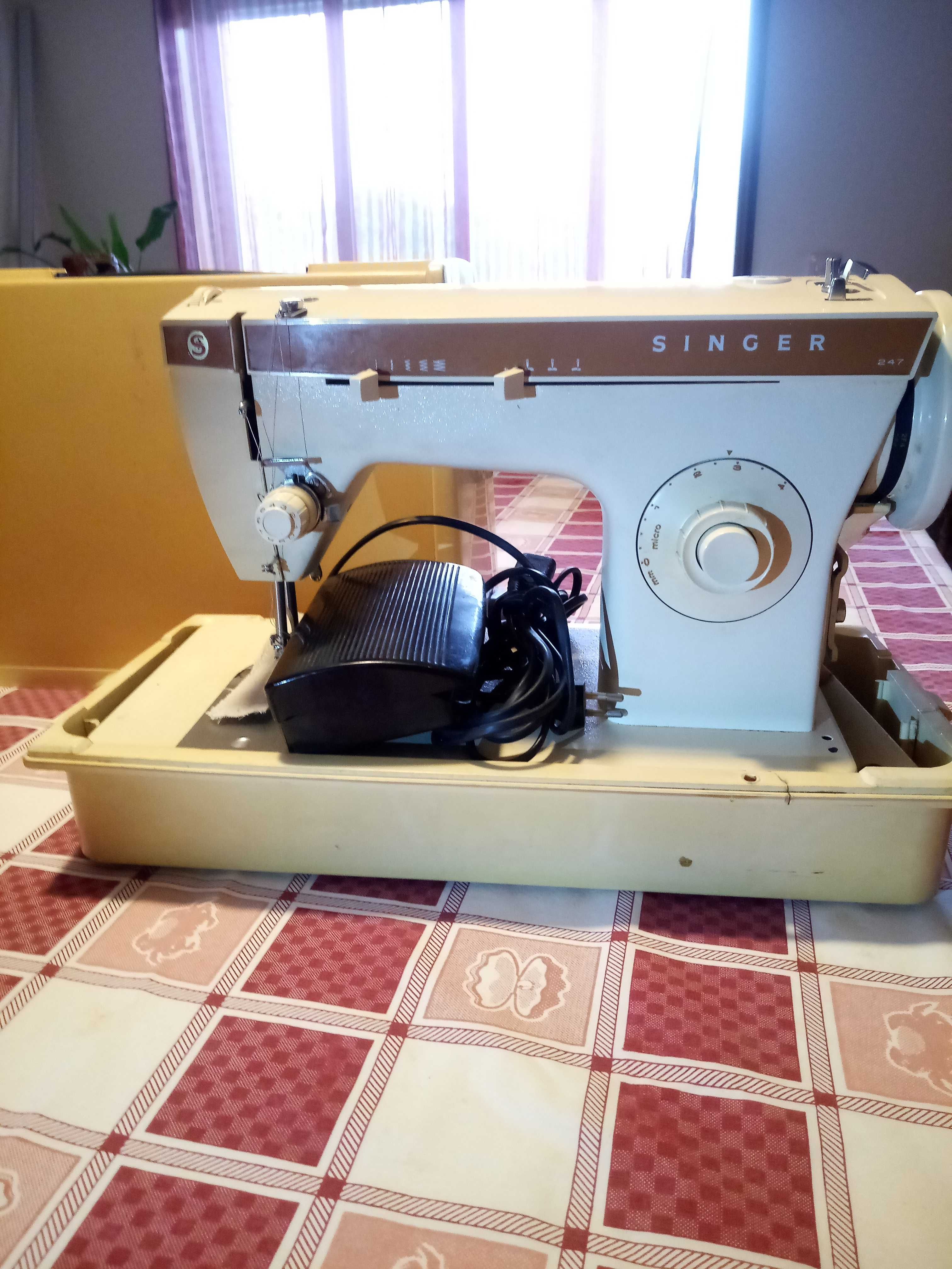 Máquina de Costura Singer com pedal e caixa, reparada e toda original.